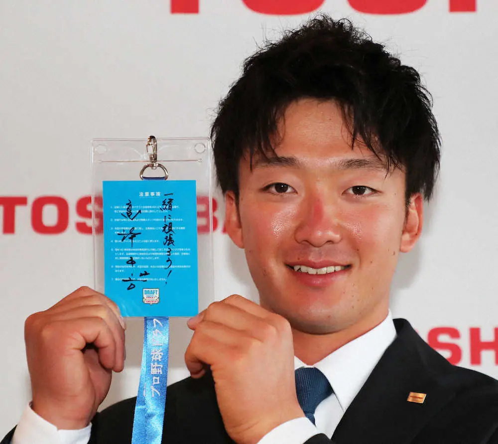 【画像・写真】高津監督からのメッセージが書かれたドラフト会議IDを手に笑顔の東芝・吉村（撮影・村上　大輔）