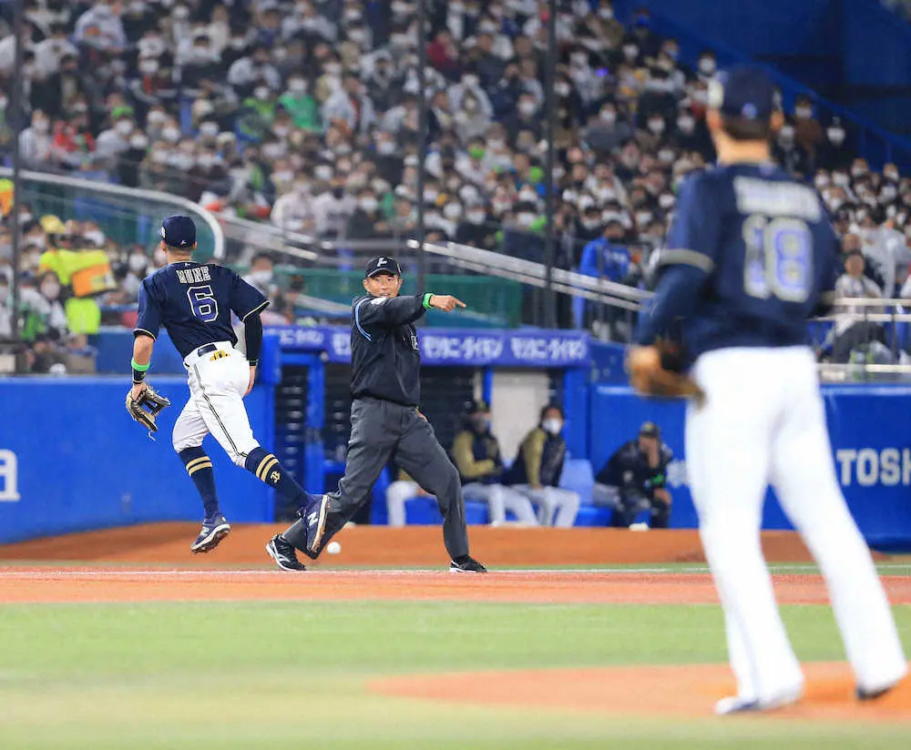 日本シリーズ＜ヤ・オ1＞初回、オスナの三塁線への打球に三塁塁審の土山はいったん両手を上にあげるがフェアに判定を変更（撮影・篠原岳夫）