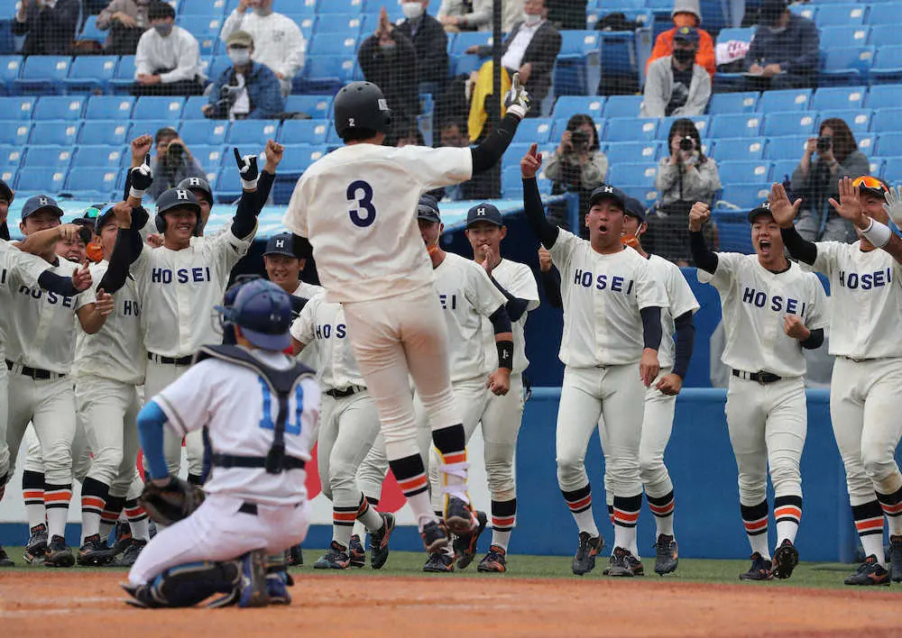 【画像・写真】法大　3年・内海貴のサヨナラ弾で先勝！「4年生のために頑張ろうと思った」