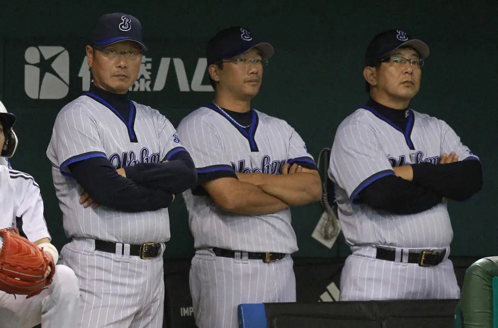 横浜で総合コーチを務めた岡本哲司氏（右）と、（左から）尾花高夫監督、吉田篤史投手コーチ