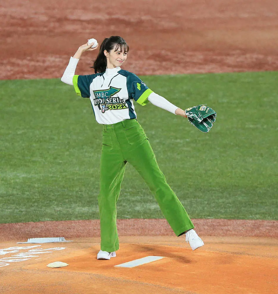 【画像・写真】中条あやみが第2戦始球式　もう少しでノーバンのワンバウンドも笑顔「貴重な体験をさせていただきました」