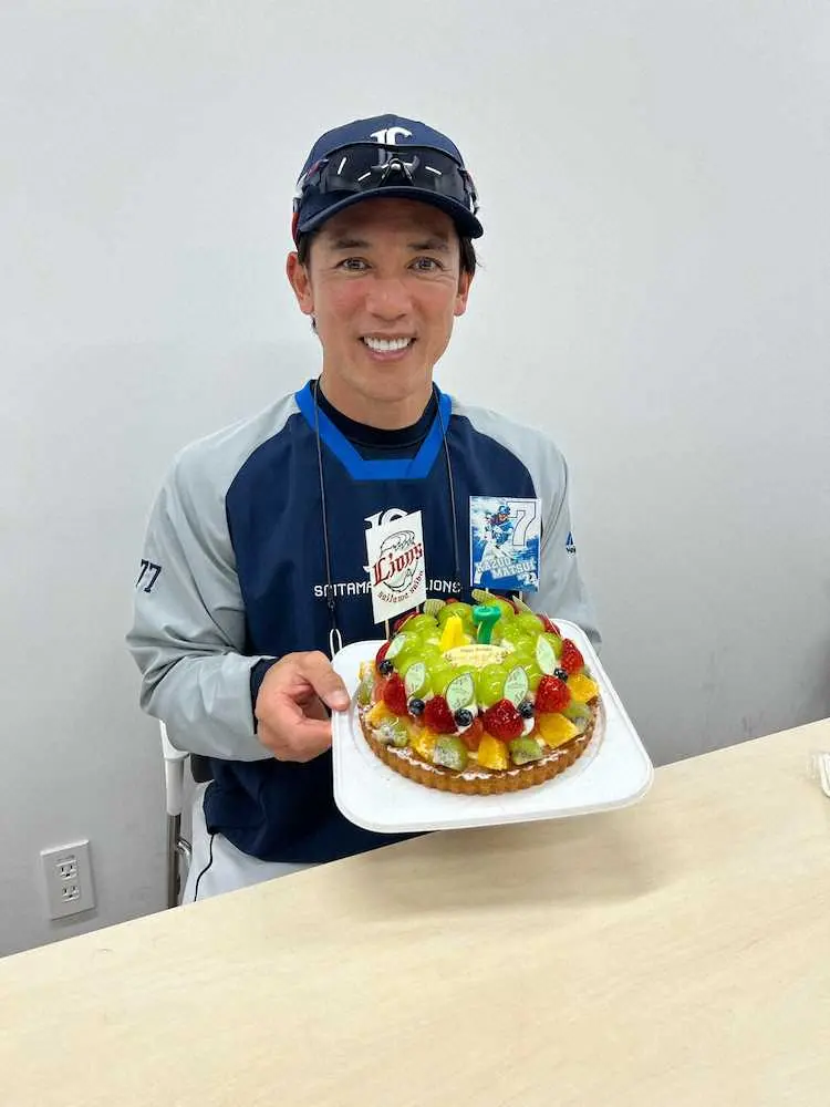 【画像・写真】西武・稼頭央監督47歳の誕生日 外崎残留にホッ「バリバリやってもらえるのを楽しみに」