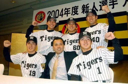 2003年12月の阪神入団発表会見でガッツポーズをする鳥谷敬内野手（前列右）、岡田彰布監督（同中央）ら