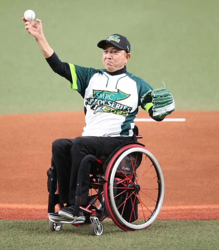 【画像・写真】パラ陸上メダリスト・上与那原　日本S始球式に車椅子で登場「大きな舞台を経験できたことは自分の宝物」