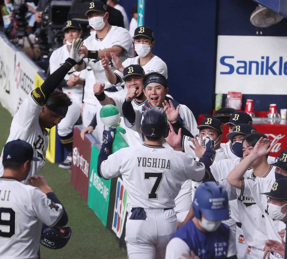 【画像・写真】ついに出たぁ！オリ・吉田正、今シリーズのチーム初アーチで勝ち越し「流れを変えることができてよかった」