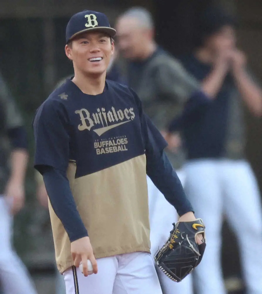 【画像・写真】オリックス・由伸　キャッチボール再開も、いまだ山なりのボール　シリーズ登板は厳しいか