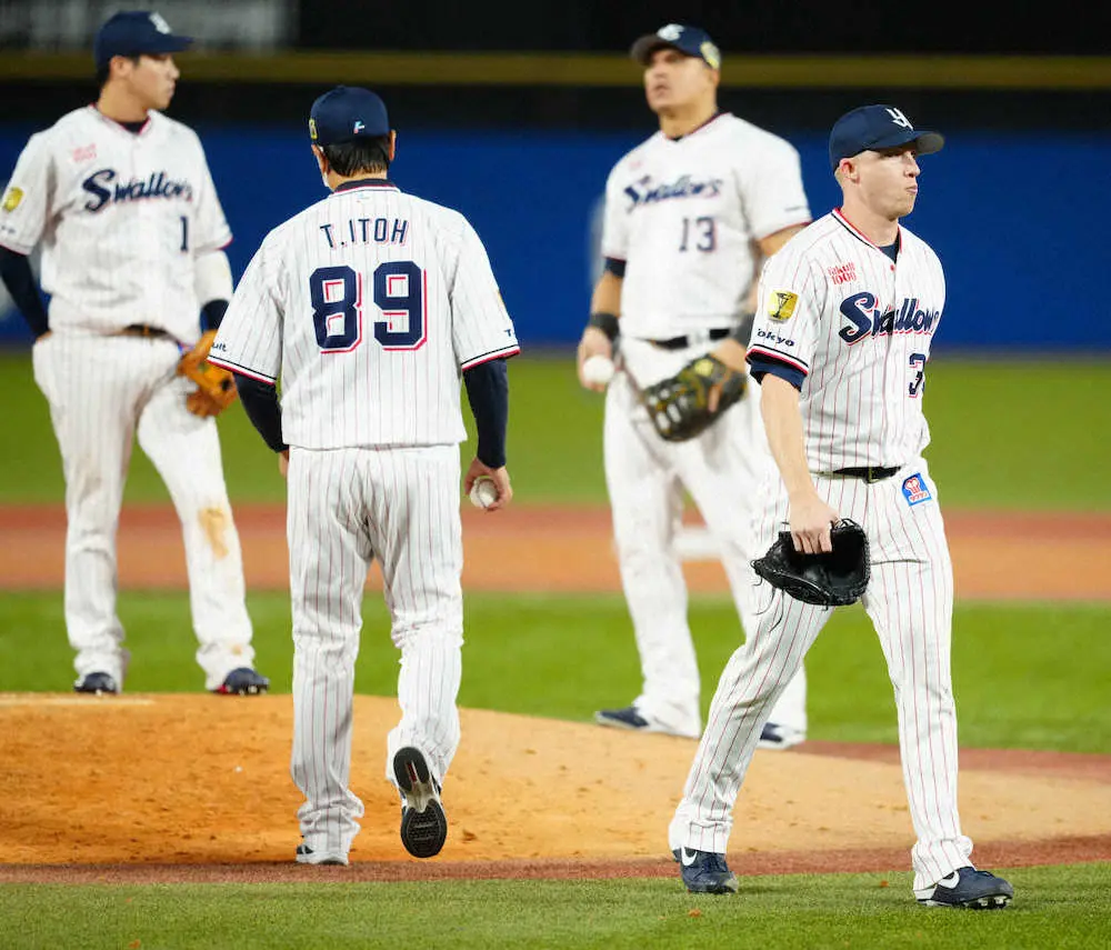 【画像・写真】崖っ縁ヤクルト　2試合連続で悪送球→失点の守護神マクガフがベンチ入り外れる