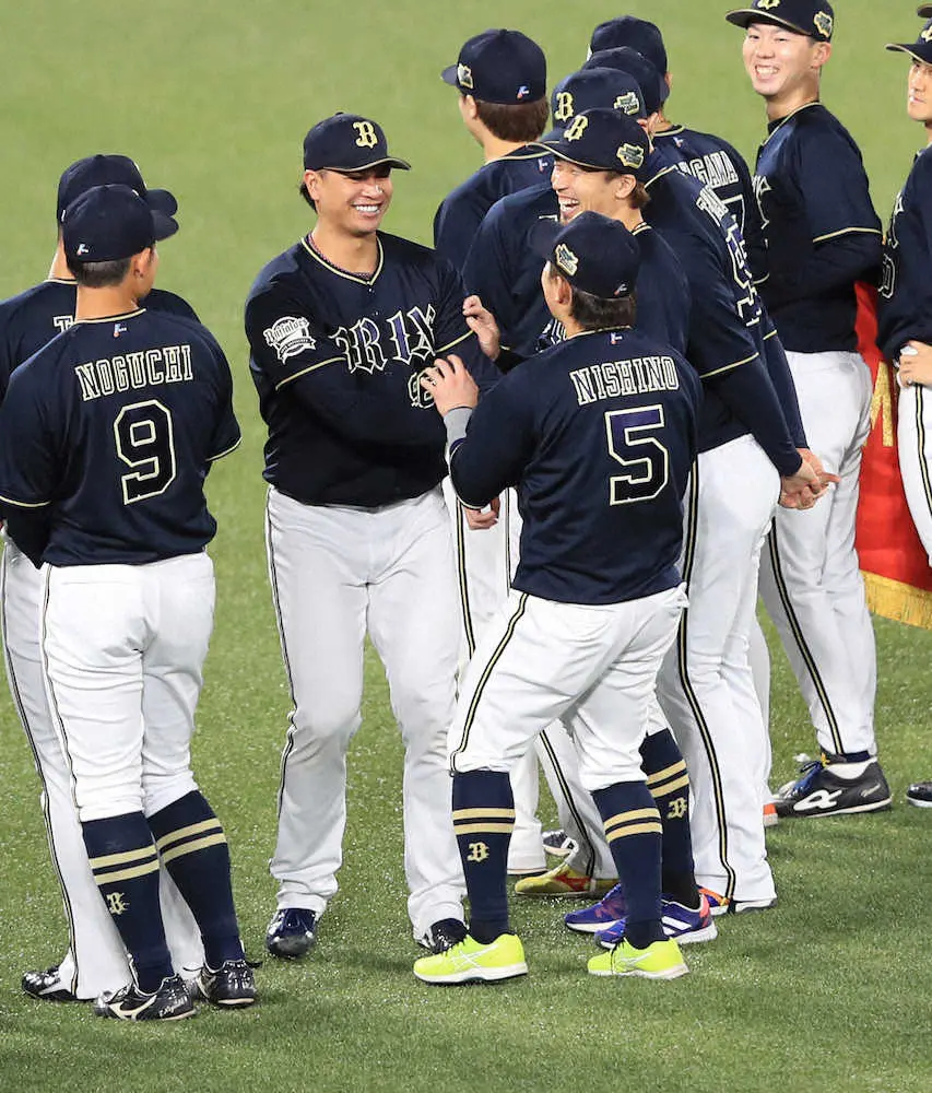 【画像・写真】日本シリーズ＜ヤ・オ7＞最後のスタンドへのあいさつの時に押し出した西野に笑顔で文句を言う宇田川（撮影・篠原岳夫）