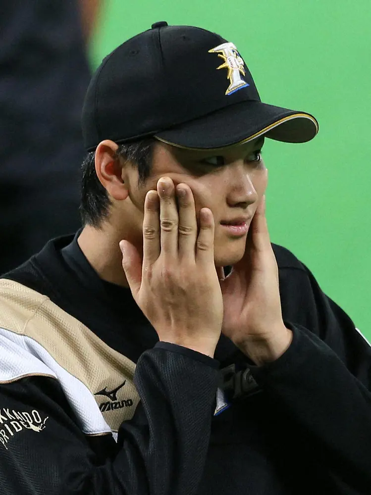 2013年7月11日に骨折した頬を触る日本ハムの大谷翔平投手― スポニチ ...