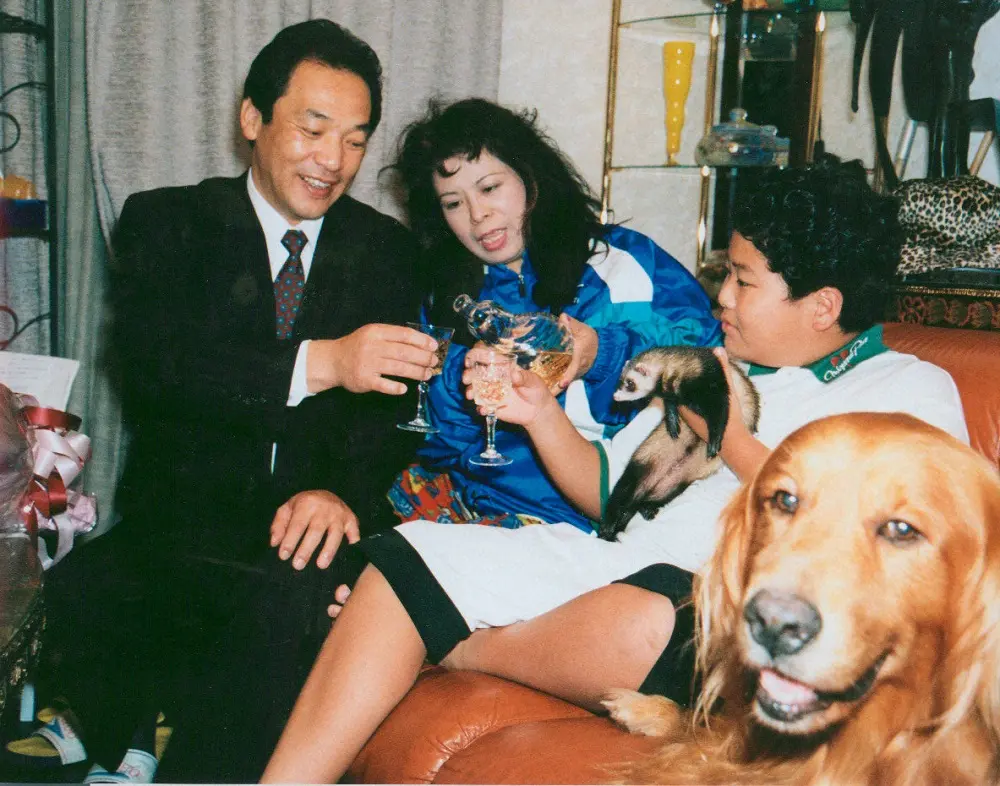 1998年10月、現役引退を表明した落合氏は我が家で信子夫人、福嗣君とささやかなお祝いをした