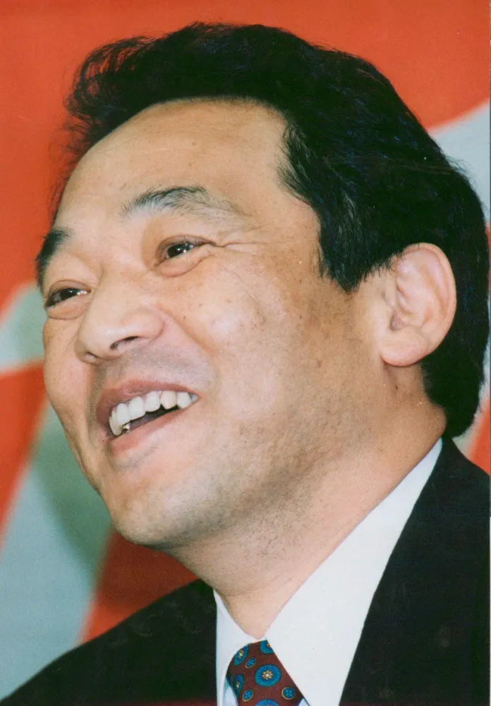 【画像・写真】1998年10月、さっぱりした表情で会見に臨んだ落合氏