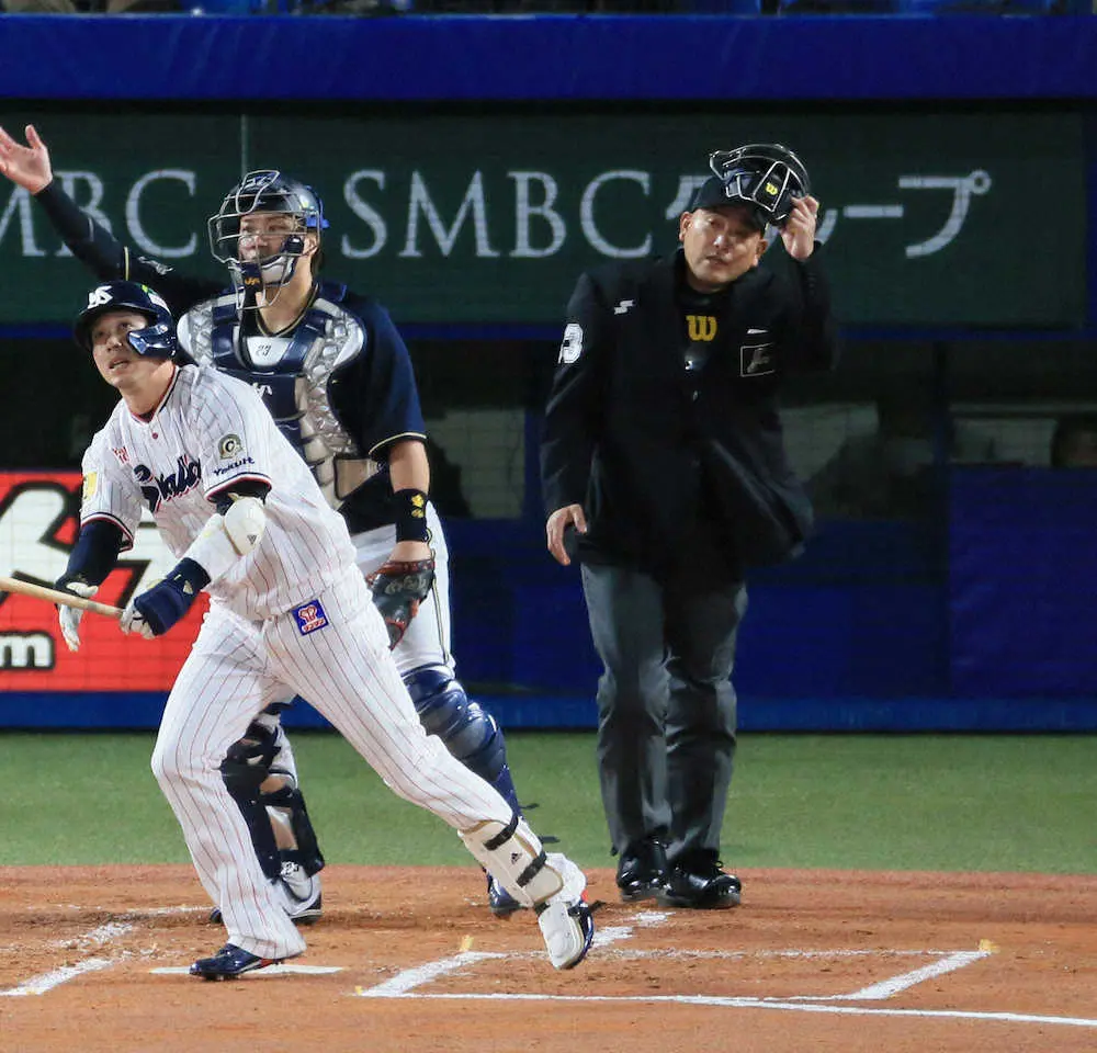 【画像・写真】日本シリーズ＜ヤ・オ＞球審を務める福家審判員（10月29日撮影）