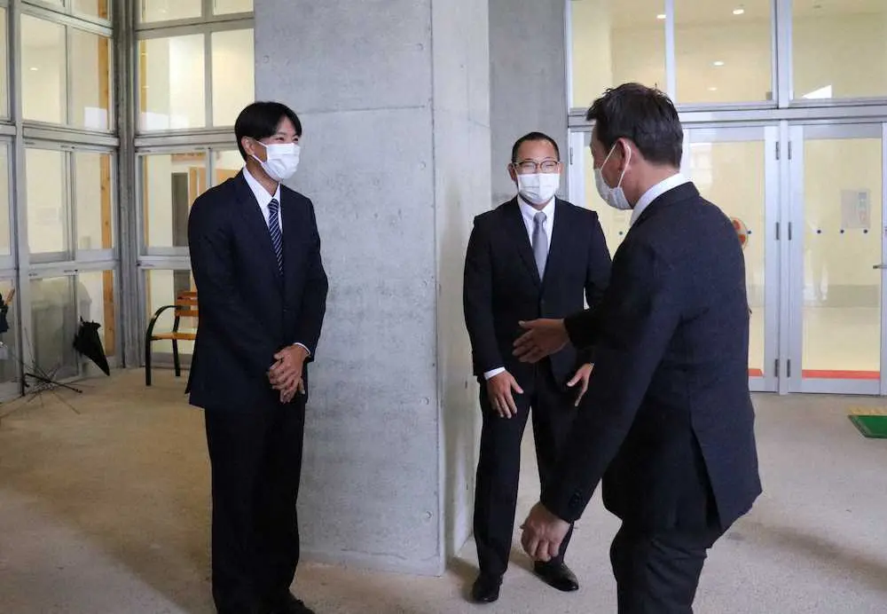 【画像・写真】中日ドラフト1位・仲地礼亜　立浪監督とドキドキの初対面「あまり緊張して覚えていない」