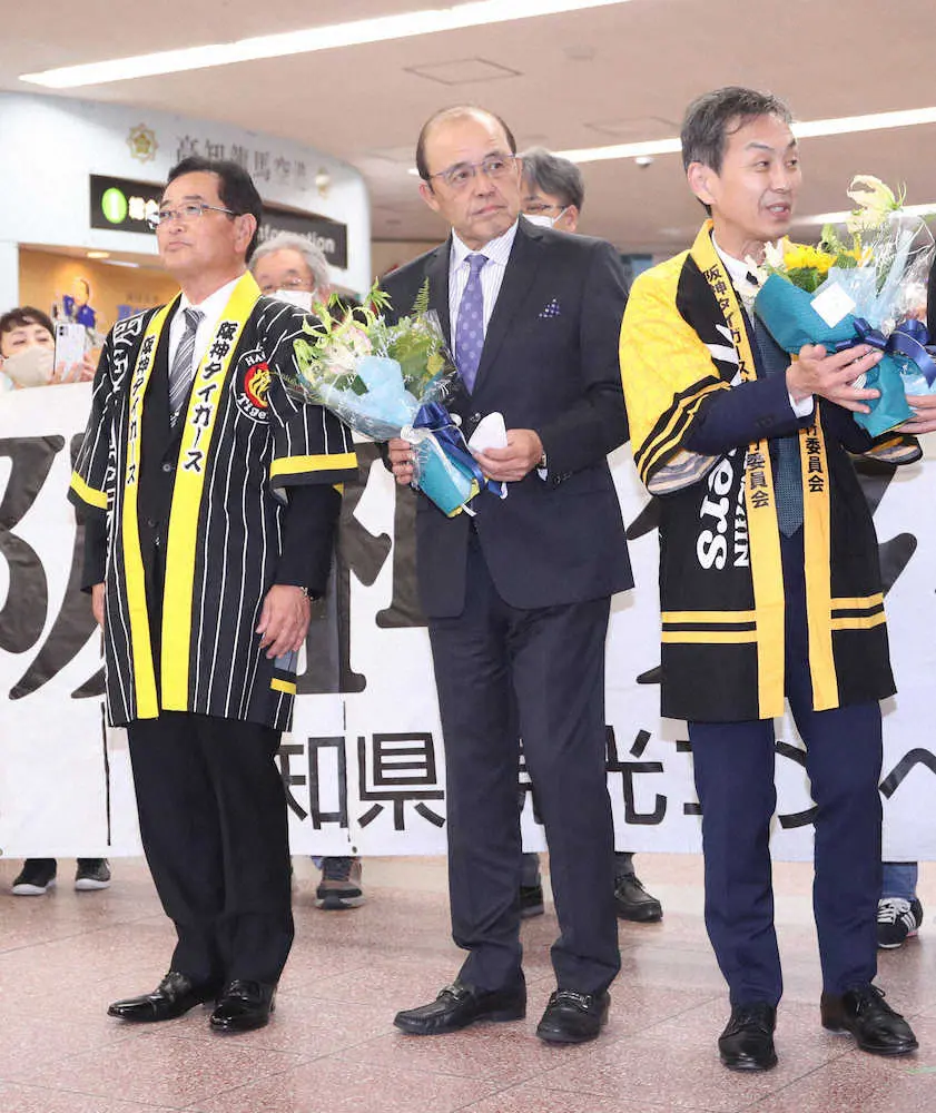 【画像・写真】阪神・岡田監督　安芸キャンプで先発発掘だ　07年開花した岩田稔に続く候補に「桐敷なんか楽しみ」