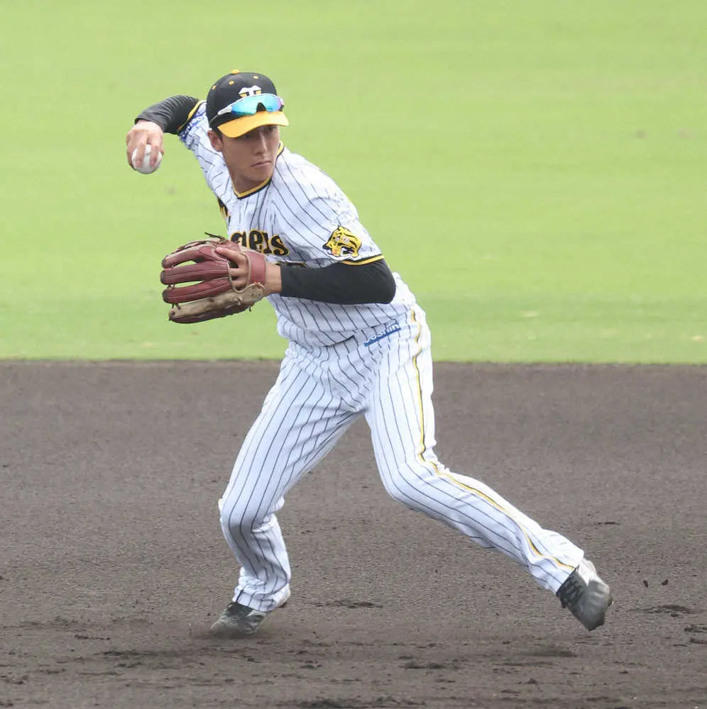 【画像・写真】阪神・小幡　アピールの“安芸”や　正遊撃手本命・中野に負けない「肩を見せられたらなと」