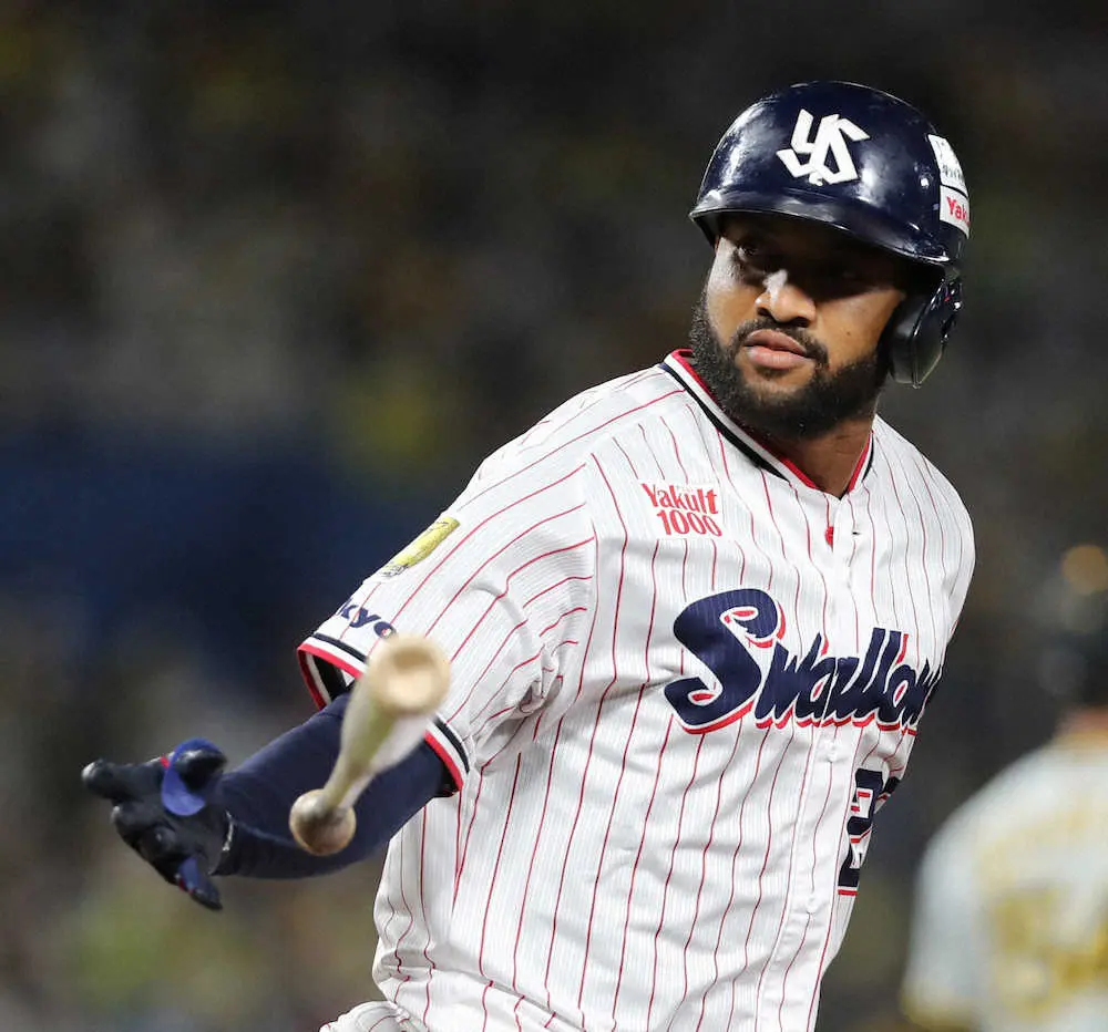 【画像・写真】ヤクルト　サンタナ、サイスニードと来季契約発表　奥村国際グループ担当部長は貢献期待