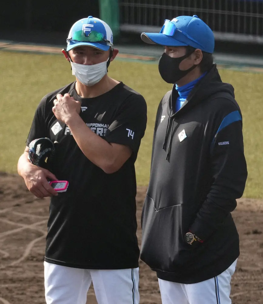 矢野コーチ（左）と新庄監督
