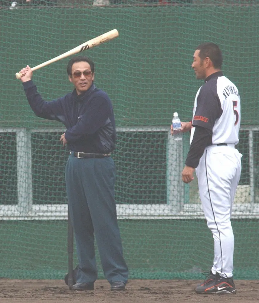 【画像・写真】2003年、巨人宮崎キャンプで清原を指導する評論家時代の落合氏。サングラス姿が渋い