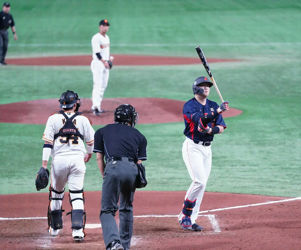 【画像・写真】村上　侍4番の貫録！“確信歩き”の2戦連発同点2ラン！　初球打ちで右翼スタンドにズドン