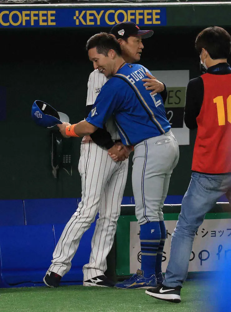 【画像・写真】日本ハム・杉谷　引退試合、打席直前で中継終了「俺らしいな」も両軍総出で胴上げ