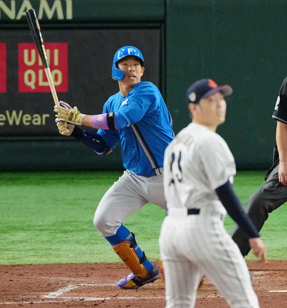 【画像・写真】＜侍・日＞4回、石川（右）から勝ち越し適時二塁打を放つ宇佐見（撮影・木村　揚輔）