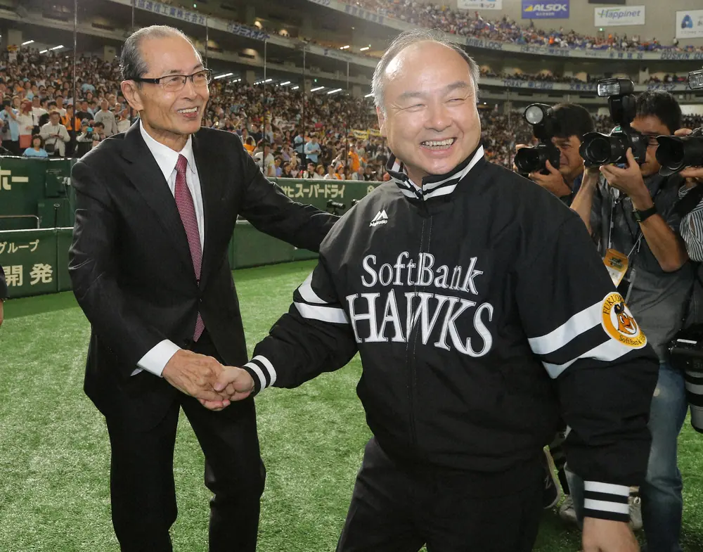 2019年、ソフトバンクが球団史上初の3年連続となる10度目（南海、ダイエー時代を含む）の日本一に輝き笑顔で握手する王貞治球団会長（左）と孫正義オーナー