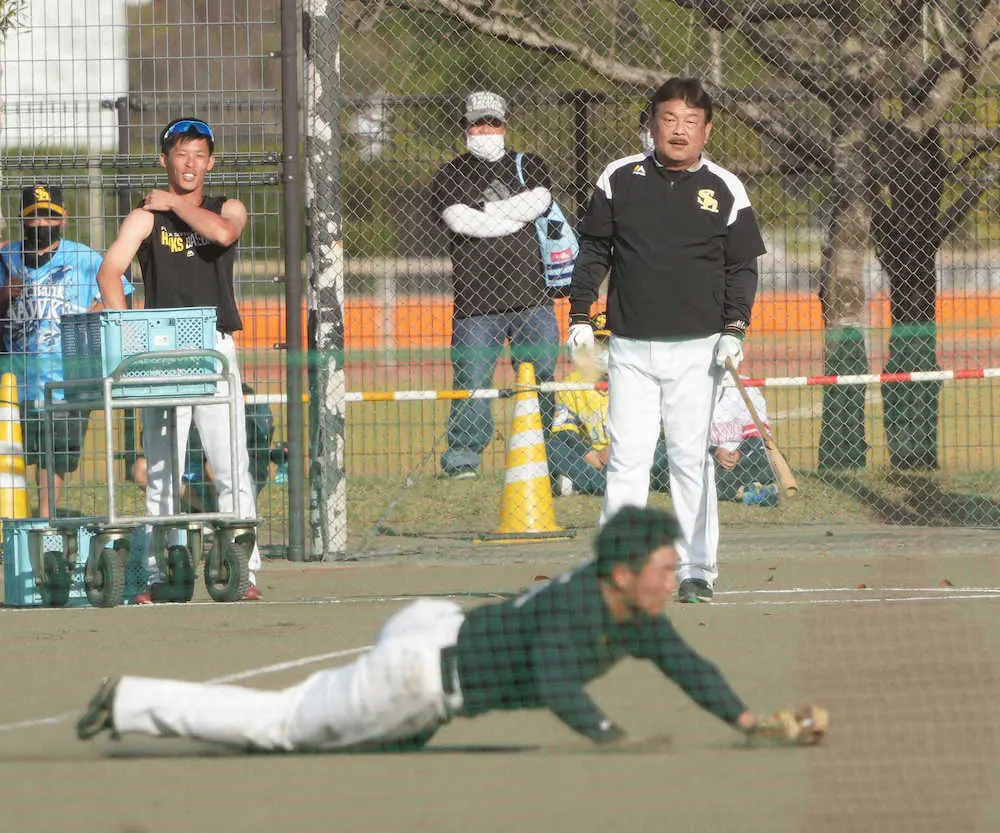 【画像・写真】ソフトB・藤本監督　愛弟子の野村大に愛の384本ノック　「だいぶうまなっとるわ」