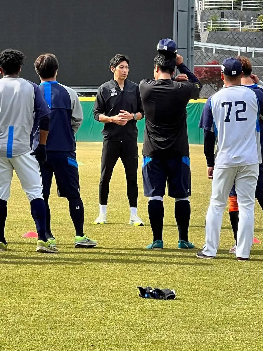【画像・写真】西武「走塁改革」　秋季キャンプで陸上男子200メートル障害元アジア記録保持者・秋本氏が「臨時コーチ」