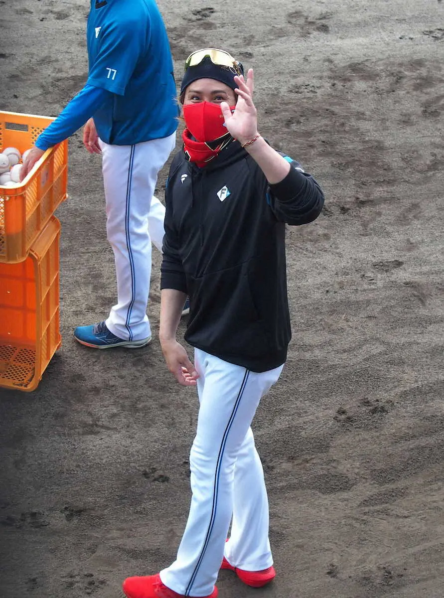 【画像・写真】日本ハム・新庄監督　ももクロ高城れにと結婚の宇佐見を祝福　「テクニックを聞いてみたい」