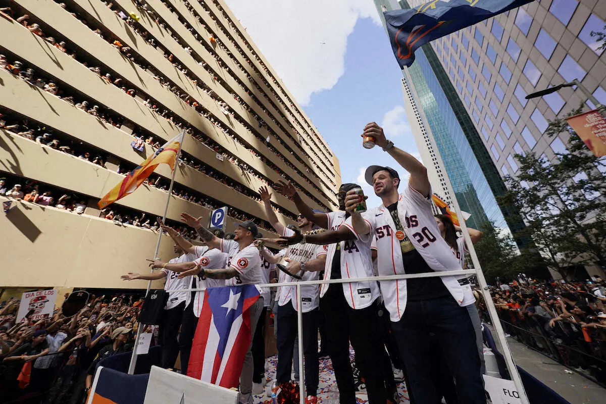 本拠地ヒューストンで行われた優勝パレードで歓声に応えるアストロズの選手たち（AP）