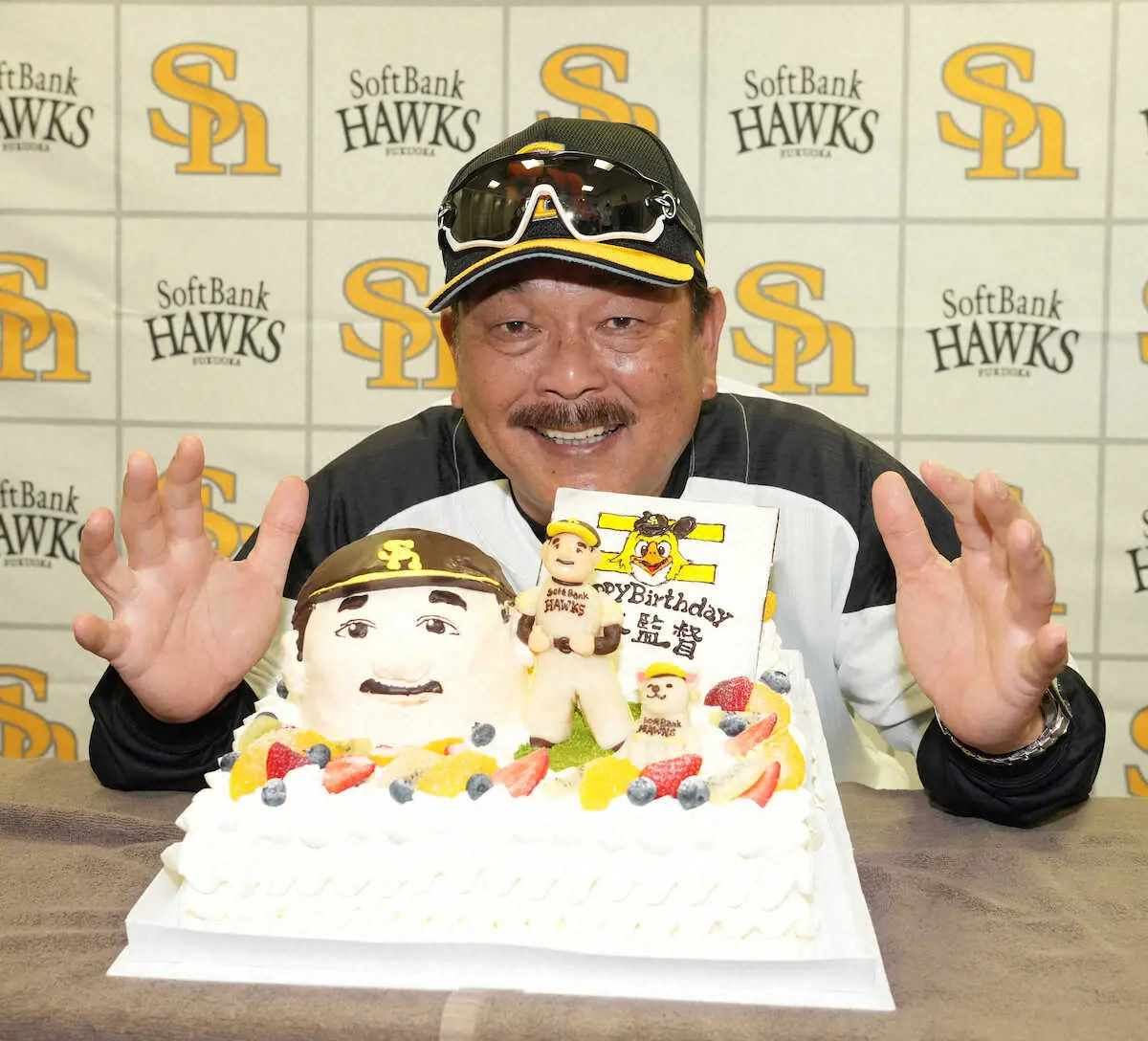 【画像・写真】ソフトB・藤本監督　59歳誕生日にケーキでニッコリ「50代ラストはいい形で締めたい」