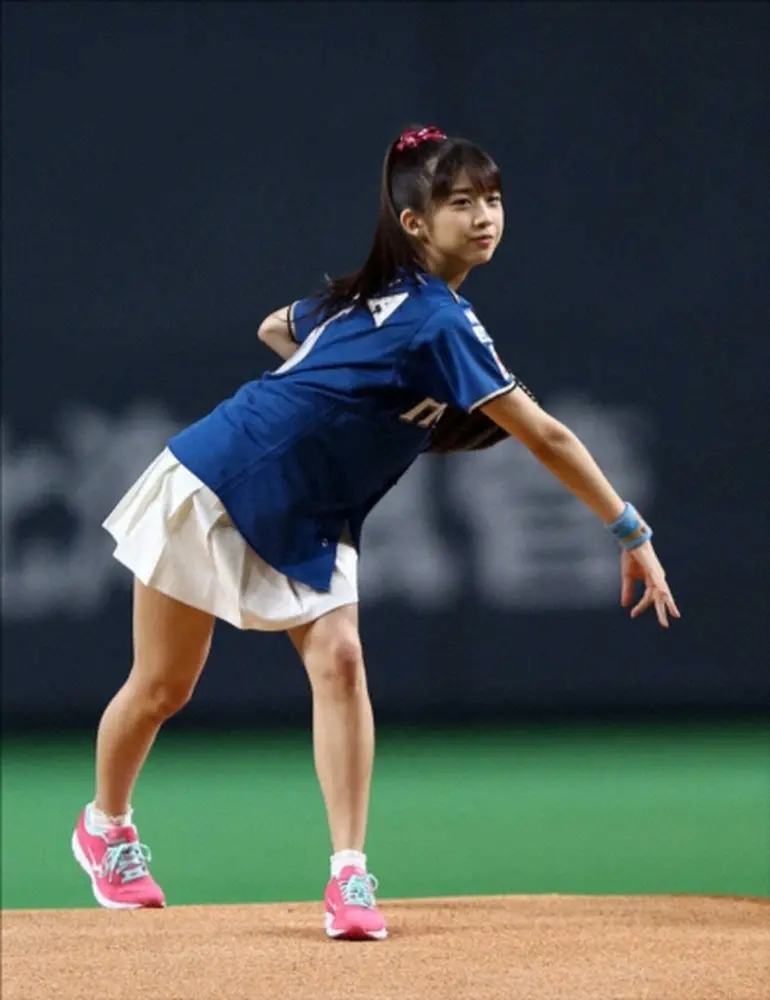 【画像・写真】18年、札幌ドームでファーストピッチセレモニーを行った牧野真莉愛