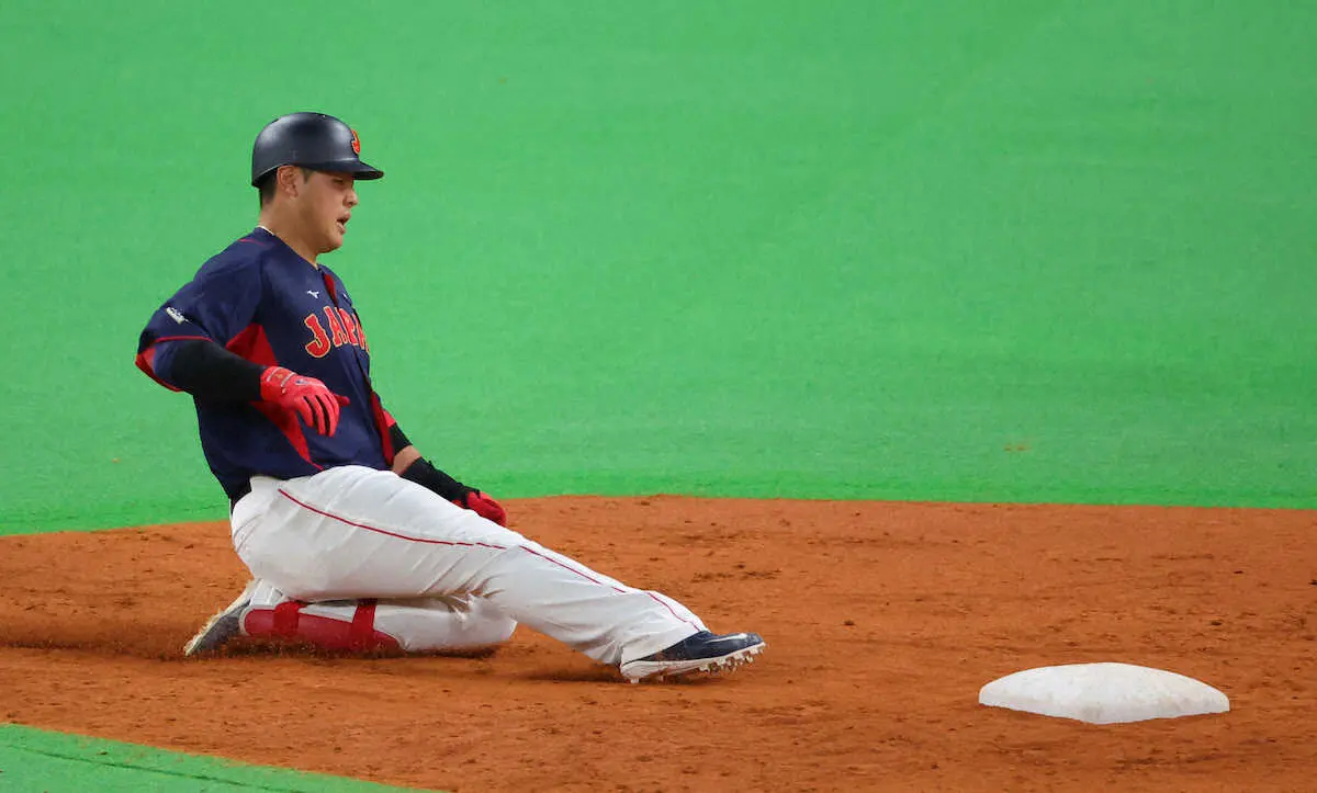 【画像・写真】これぞ巨人の主砲！　岡本和真が札幌ドーム天井直撃の二塁打放つ　かすめるのではなくがっつり当たる