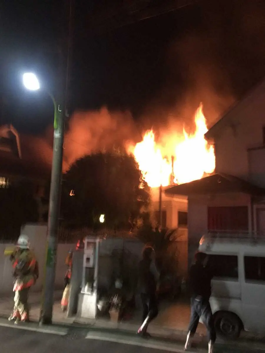 火災で燃える村田兆治さんの自宅（近隣住民提供）