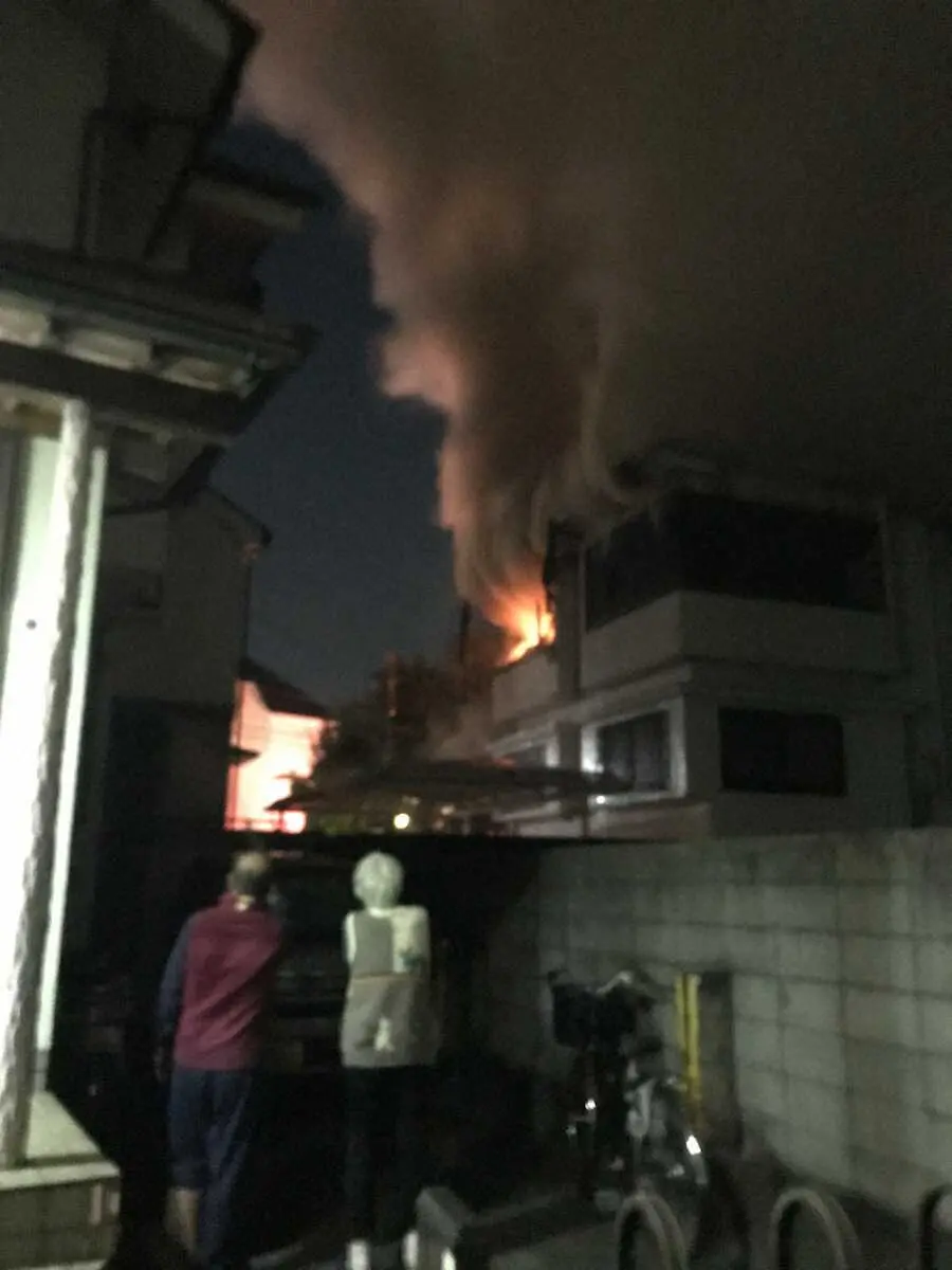 火災で燃える村田兆治さんの自宅（近隣住民提供）
