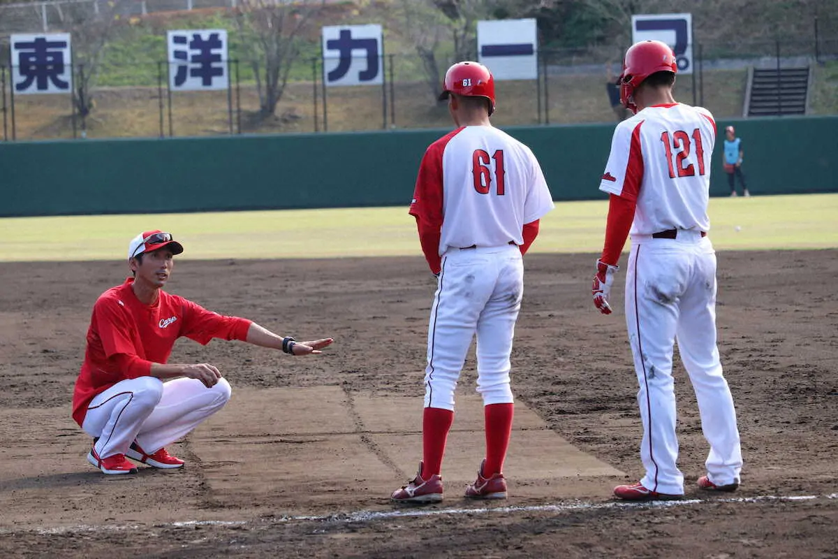 （右から）二俣、矢野に走塁指導する福地コーチ（撮影・河合　洋介）