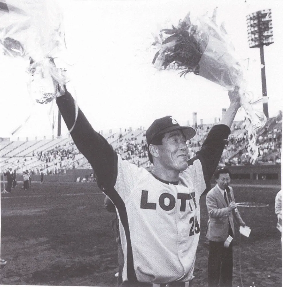 通算200勝を挙げ、花束を掲げファンの声援に応える村田兆治（1989年5月13日撮影）