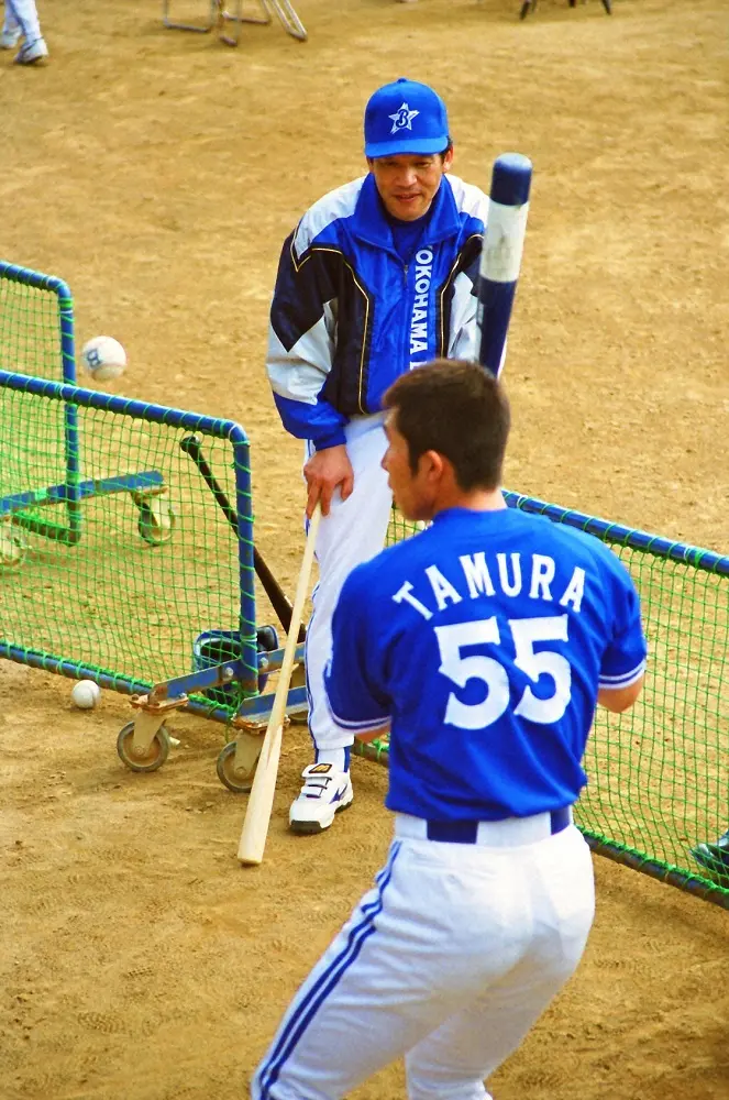 2001年、横浜のユニホームを着て臨時コーチとして多村を指導する落合氏