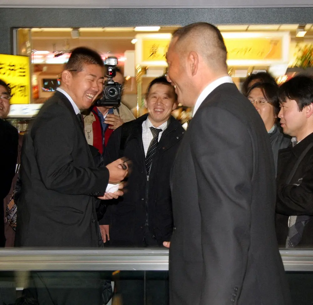 2005年、キャンプ地へ向かう空港でばったり会った西武時代の松坂（左）と巨人時代の清原。気合の丸刈り姿の先輩に声を掛けられ、照れ笑いを浮かべる松坂