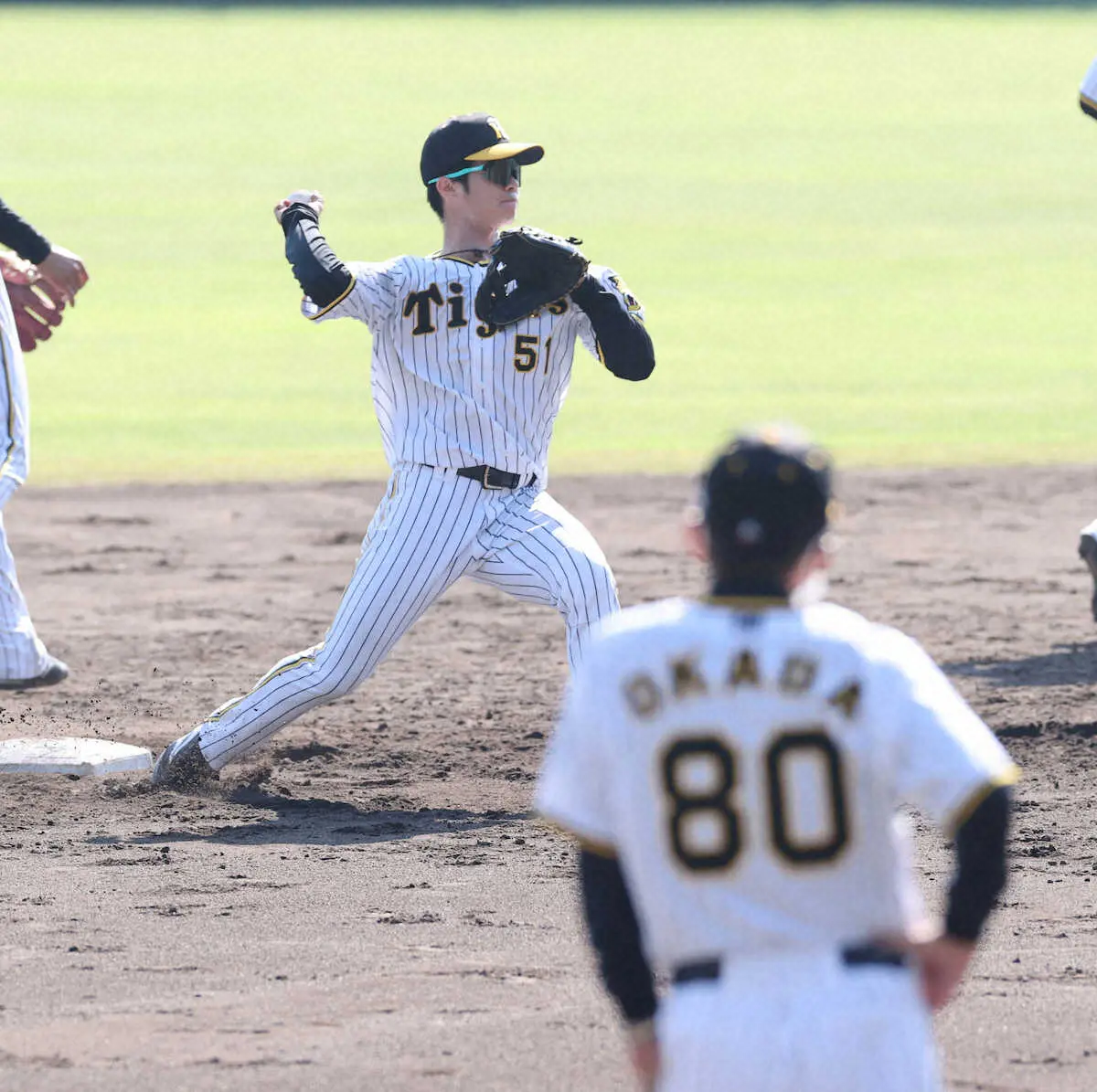 【画像・写真】阪神・佐藤輝「全身鍛える」、改造予告の岡田監督からは“放置”　中野は二塁守備「慣れることが大事」