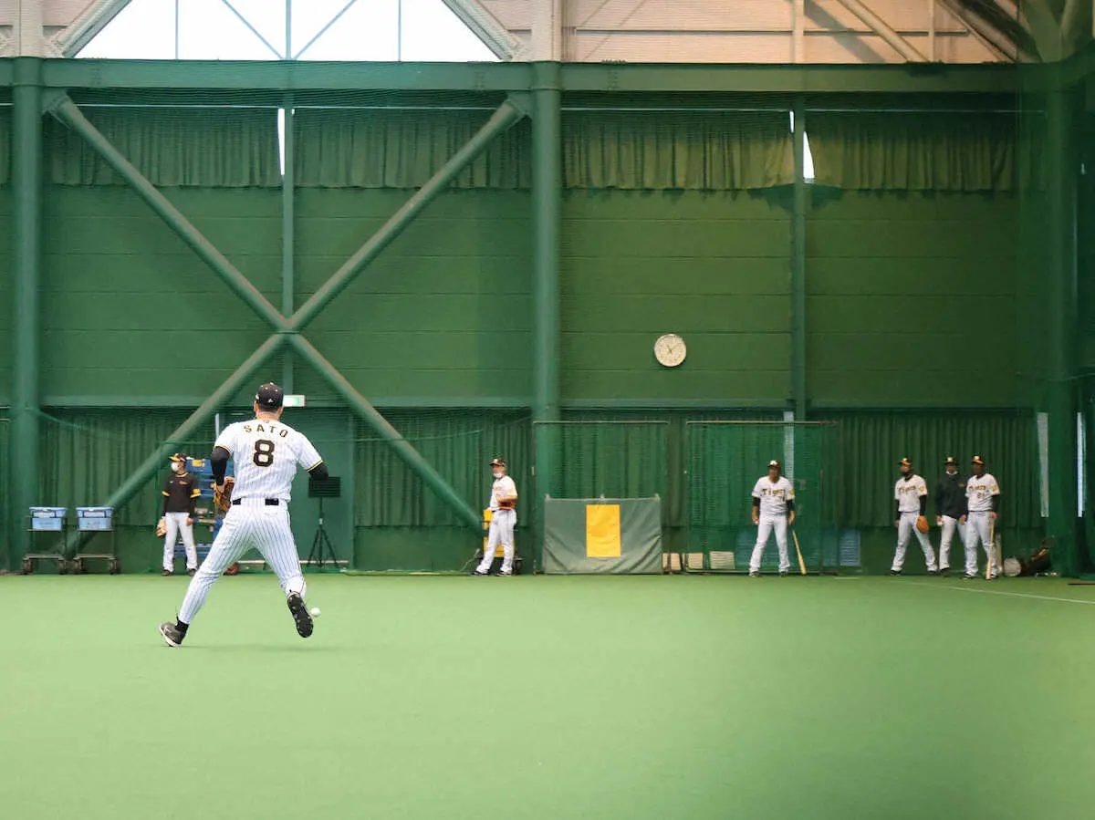 【画像・写真】【内田雅也の追球】　異なるポジションを守る練習には、首脳陣の工夫と狙いがある