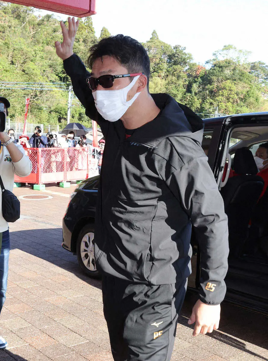 【画像・写真】広島・新井監督　始動初日に青空訓示！「好き嫌いでの起用はしない」「みんなで日本一」