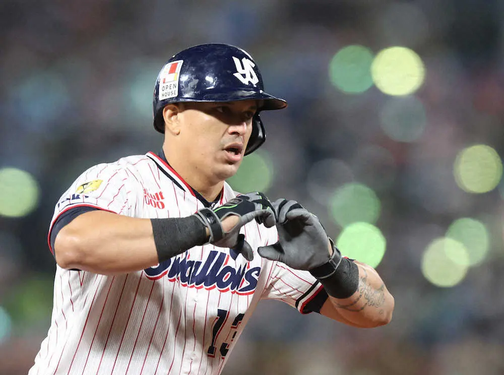 【画像・写真】ヤクルト・オスナ帰国「来年はレベルアップした姿披露を」