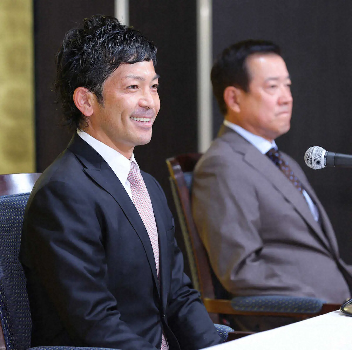 【画像・写真】松田が巨人入団会見「まだまだ若く、熱く、元気に、これをモットーにプレーを」原監督と熱男ポーズ！