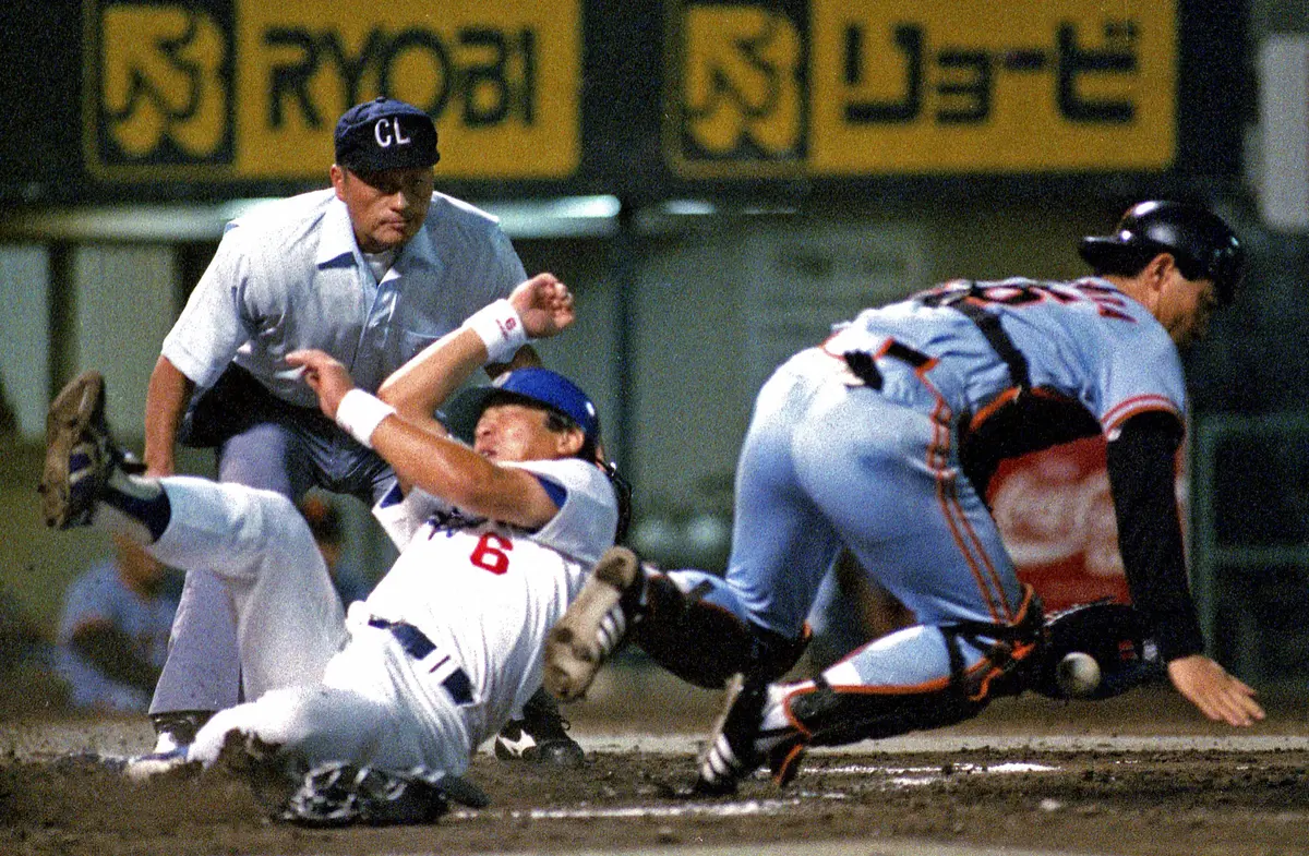 【画像・写真】87年、大島の中前打で二塁からホームインする中日・落合博満