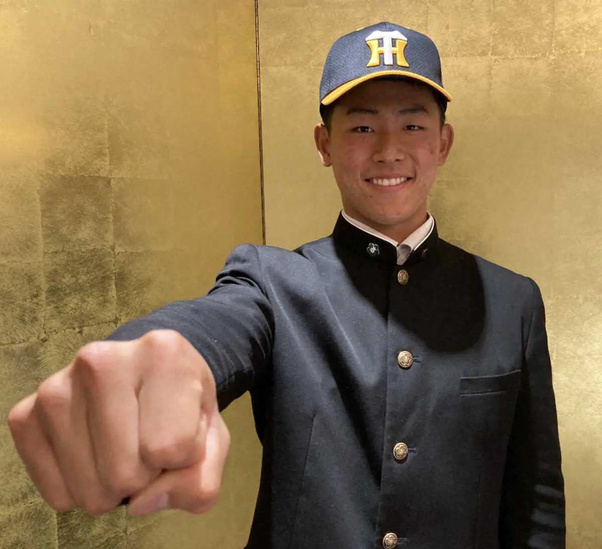 【画像・写真】阪神ドラ5・戸井が仮契約「二塁打の記録と首位打者のタイトルは狙いたい」