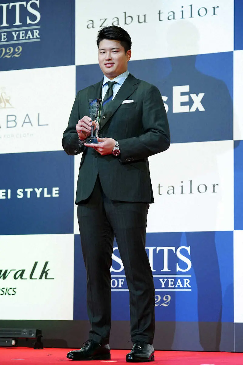 【画像・写真】ヤクルト村上「スーツ・オブ・ザ・イヤー」授賞式　「自分自身に期待してもっと頑張りたい」