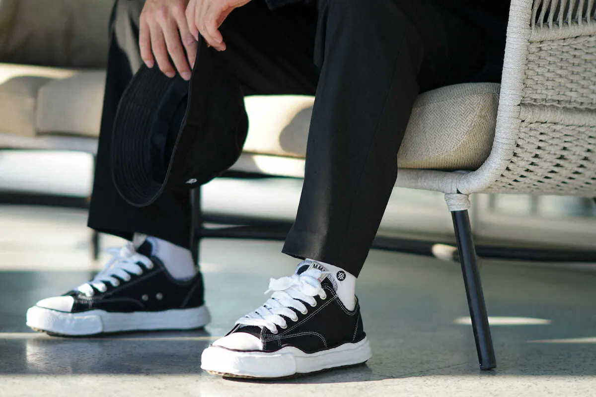 【画像・写真】DeNA伊藤 端正なマスクで流行をキャッチ　着こなしの要はモノトーン「こだわってます」