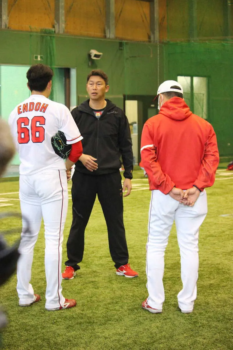投球練習を終えた遠藤（左）に助言を送る新井監督