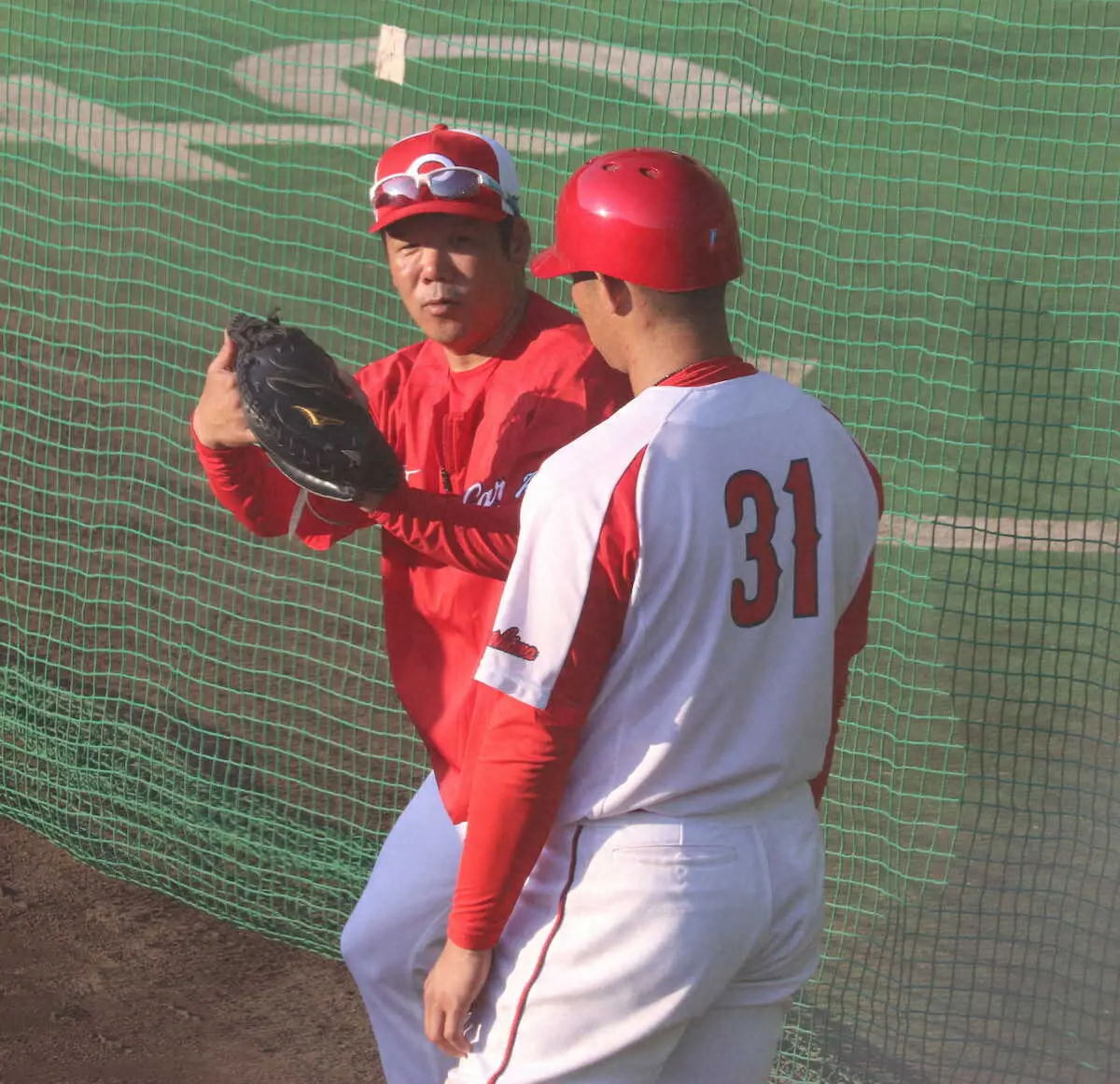 【画像・写真】坂倉（右）を指導する藤井ヘッドコーチ（撮影・河合　洋介）